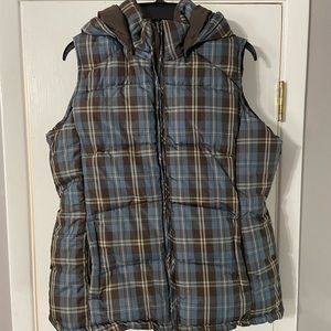 Puffer vest with detachable hood